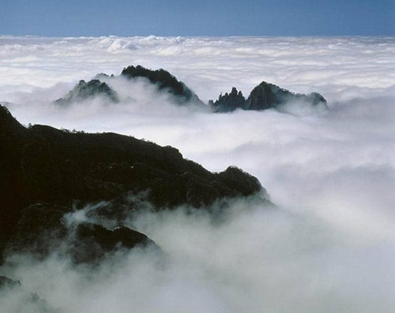 。 在南昌指定地点集合出发,车赴庐山(102公里高速,25公里盘山公路,车程约2个小时)。游不看东谷老别墅不识庐山真面目,世界名山的神秘传说将在这为你揭开面纱的【老别墅的故事】,外观开过三次重大会议的会址,中餐后游【含鄱口】此处可远观中国第一大淡水湖鄱阳湖、有领袖峰之称的五老峰及庐山第一高峰的大汉阳峰.